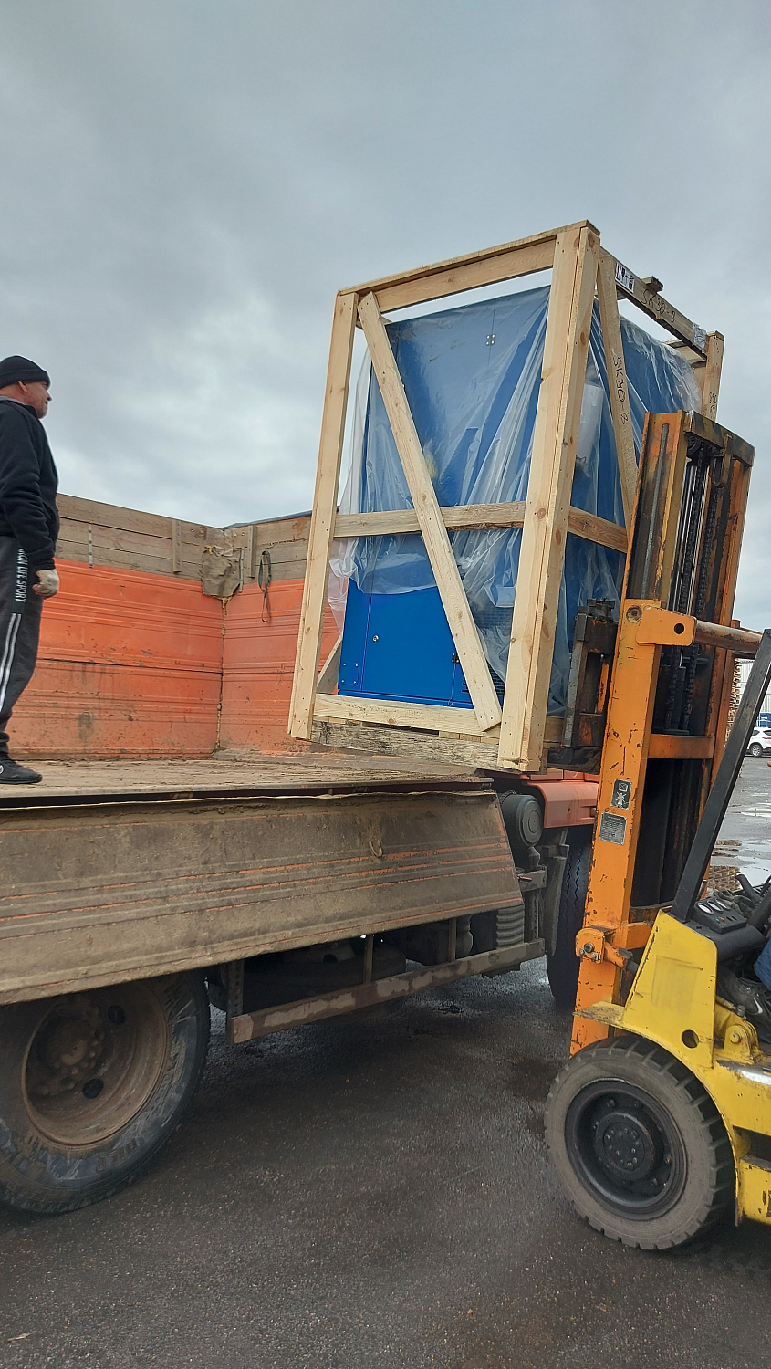 Отгрузка винтового компрессора Zammer SK30-8, рефрижераторного осушителя Remeza RFD300 и ресивера Remeza РВ 900.10.00 в г. Краснодар